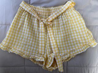 Shorts de cuadros amarillos y blancos