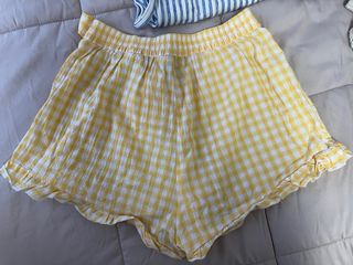 Shorts de cuadros amarillos y blancos