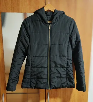 Casaco Acolchoado Preto com Capuz
