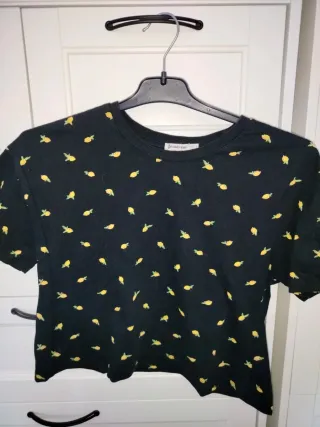 Camiseta Stradivarius negra con limones