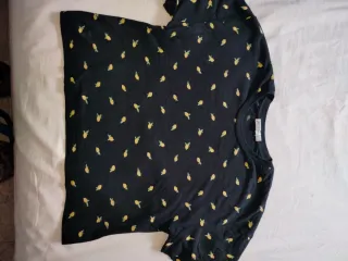 Camiseta Stradivarius negra con limones