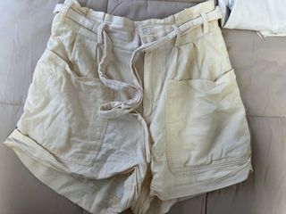 Shorts beige con cinturón