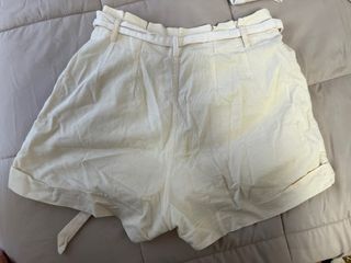 Shorts beige con cinturón