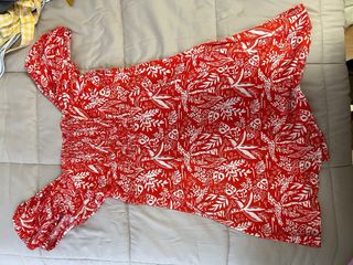 Vestido rojo con estampado blanco