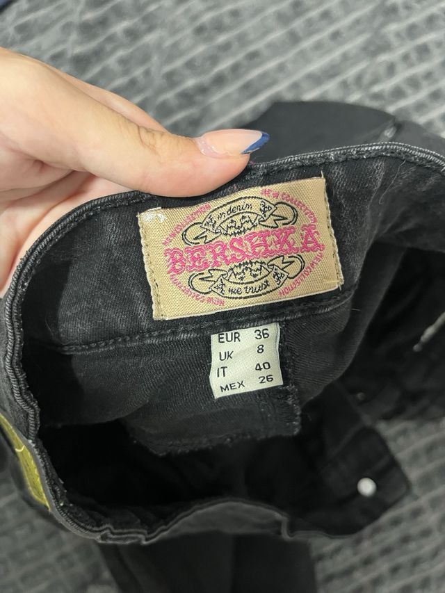 Pantalón pitillo tiro bajo Y2K negro