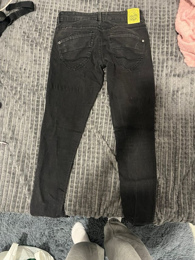 Pantalón pitillo tiro bajo Y2K negro