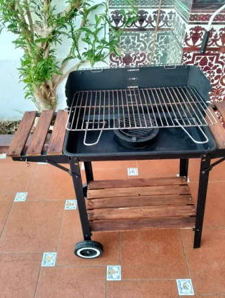 Barbecue in metallo e legno
