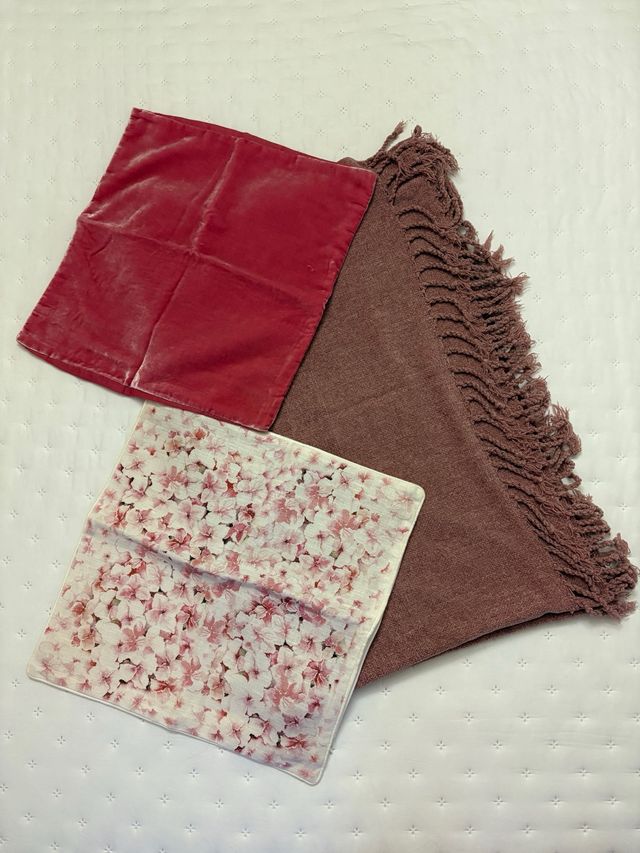 Manta rosa palo y cojines a juego