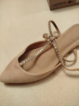 Zapatos planos beige con pedrería