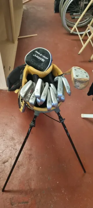 Bolsa de golf Wilson y palos de golf.
