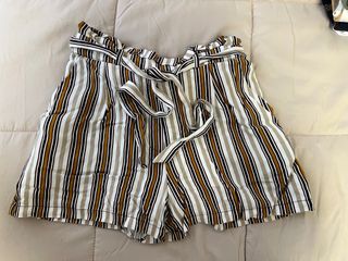 Shorts de rayas con cinturón