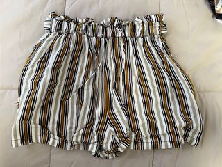 Shorts de rayas con cinturón