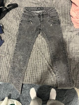 Pantalones pitillo tiro bajo grises