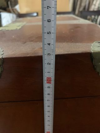 Baúl de madera con detalles metálicos