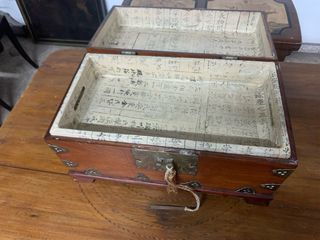 Baúl de madera con detalles metálicos