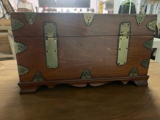 Baúl de madera con detalles metálicos