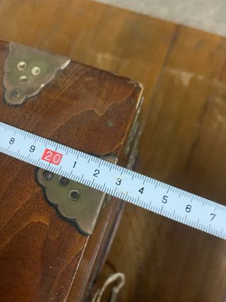 Baúl de madera con detalles metálicos