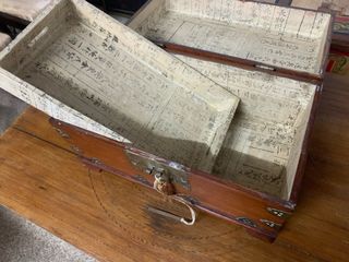 Baúl de madera con detalles metálicos