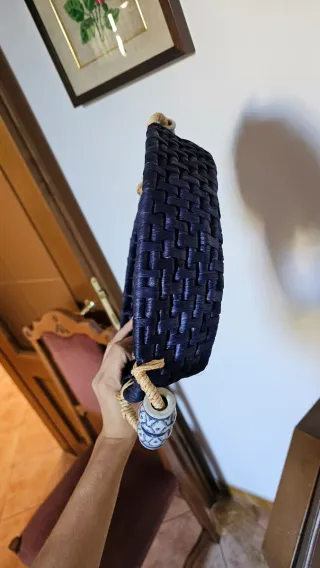 Cesto blu intrecciato con manici