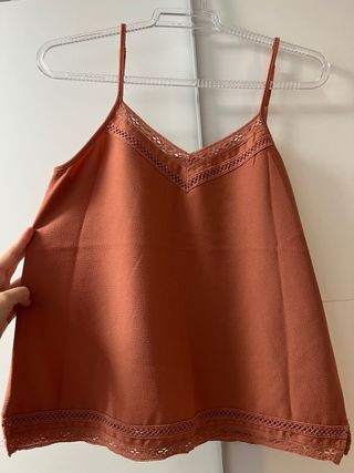 Blusa naranja con encaje