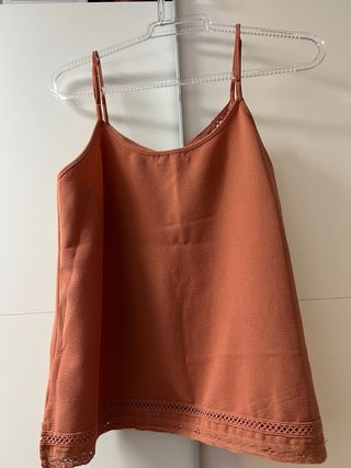 Blusa naranja con encaje
