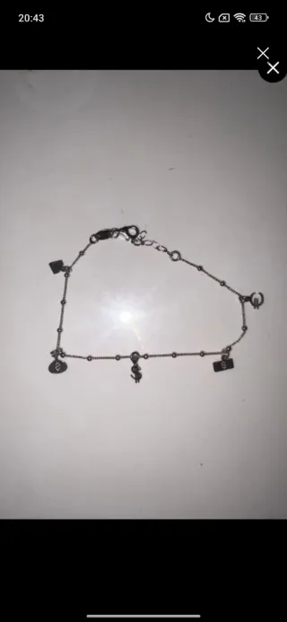 Pulsera de plata con amuletos