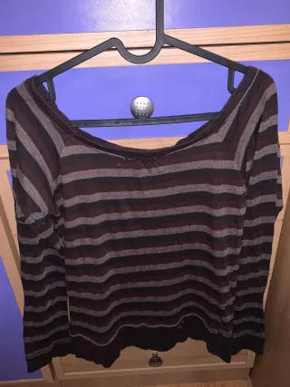 Camiseta de rayas marrón y gris