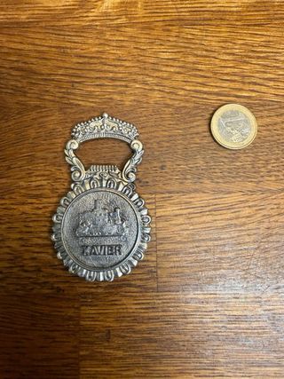 Abrebotellas con medalla religiosa 