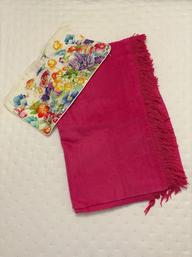 Manta rosa fucsia con cojines a juego