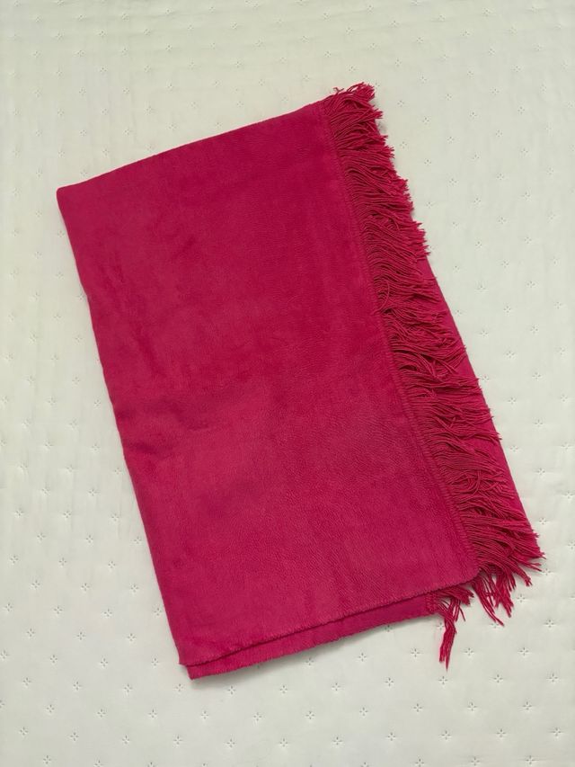 Manta rosa fucsia con cojines a juego