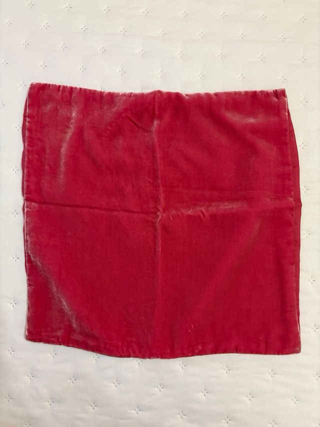 Manta rosa fucsia con cojines a juego