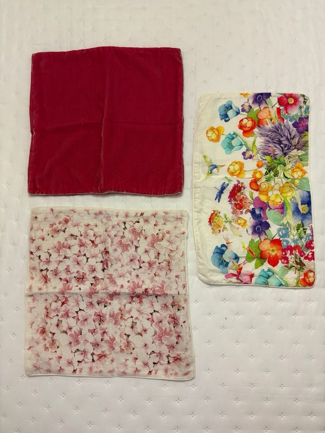 Manta rosa fucsia con cojines a juego