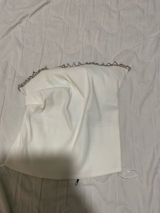 Top blanco con pedrería plateada