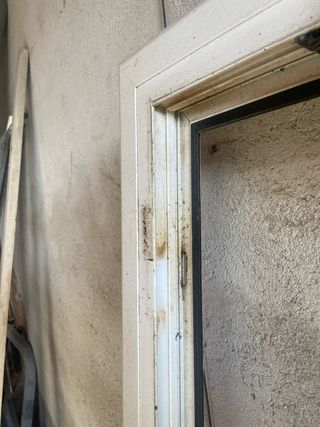 Ventana abatible de aluminio