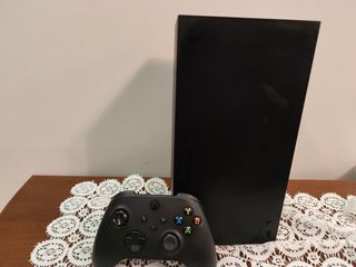 Xbox Series X con 2 controles