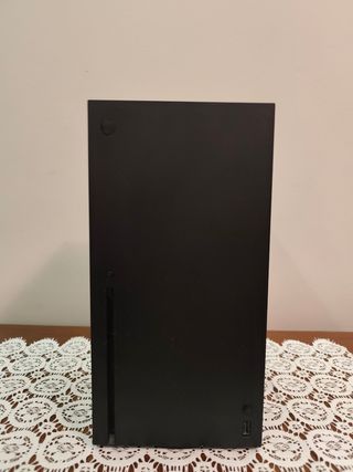Xbox Series X con 2 controles
