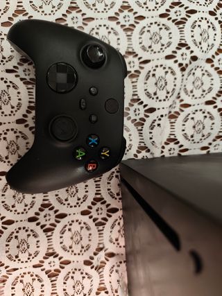 Xbox Series X con 2 controles
