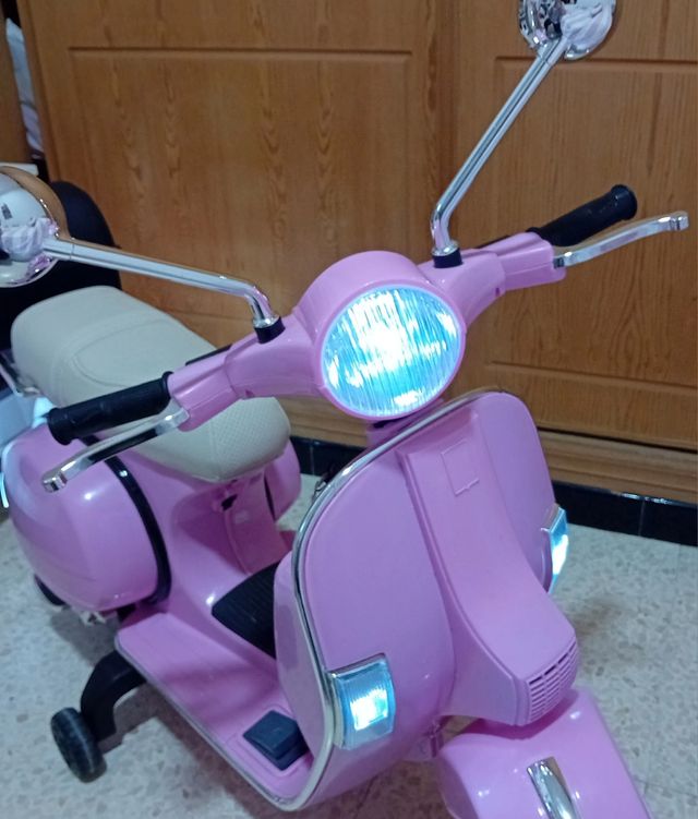 Moto vespa rosa niña