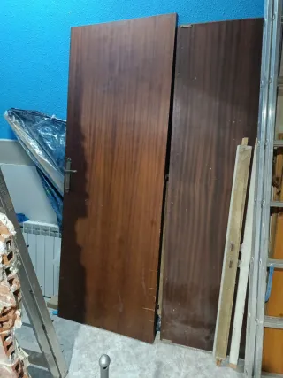 Puerta de madera oscura