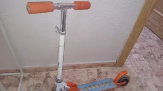 Patinete infantil con ruedas naranjas