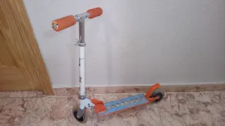 Patinete infantil con ruedas naranjas