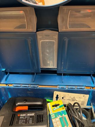 Caja de herramientas Curver con herramientas