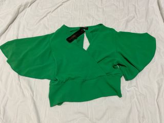 Top verde mangas acampanadas