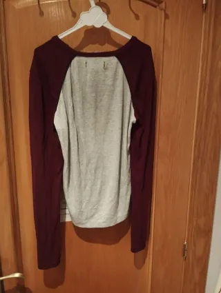 Camiseta manga larga gris y morada