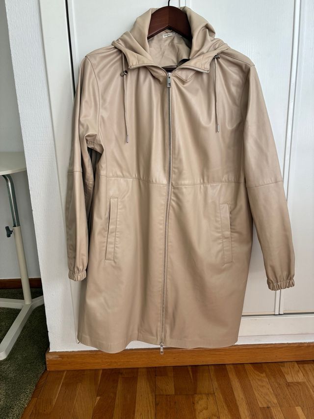 Abrigo impermeable Oysho beige con capucha