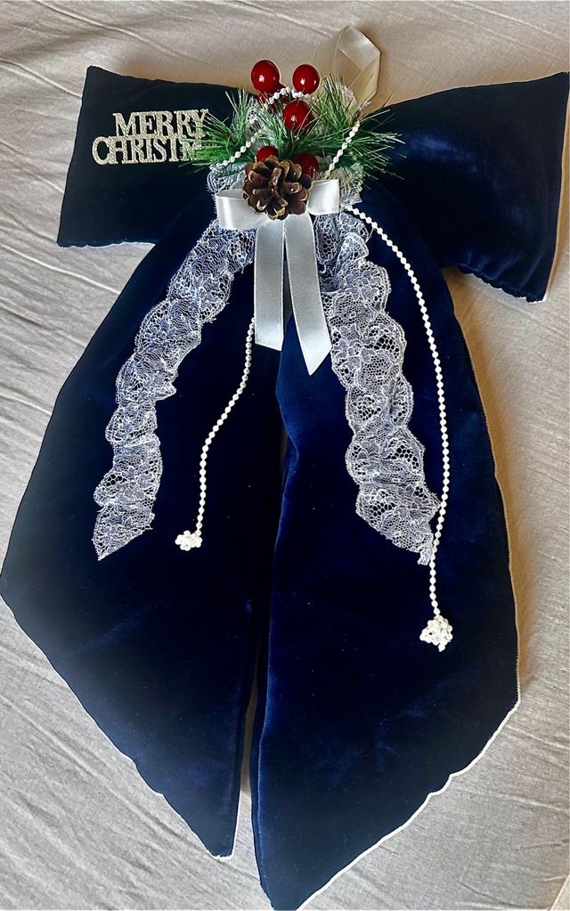 Fiocco di velluto blu con decorazioni natalizie