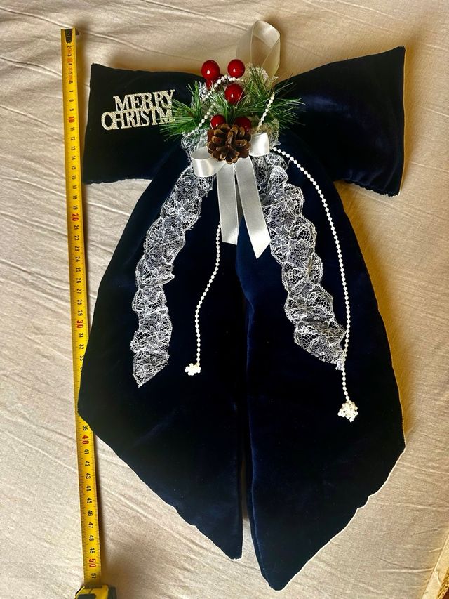 Fiocco di velluto blu con decorazioni natalizie