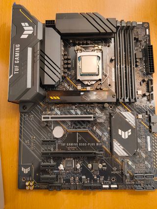 Scheda madre + CPU (processore)