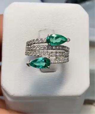 Anillo Espiral con Esmeraldas y Diamantes