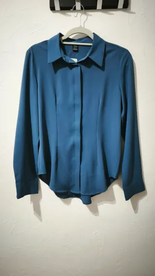 Camisa fluida entallada azul